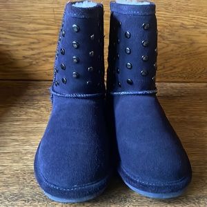 BEAR PAWS YOUTH SIZE US 3, PURPLE WITH CUTE MEDAL STUDS ALL AROUND!! NEW.